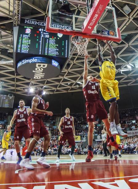 对手完成首 对手完成首